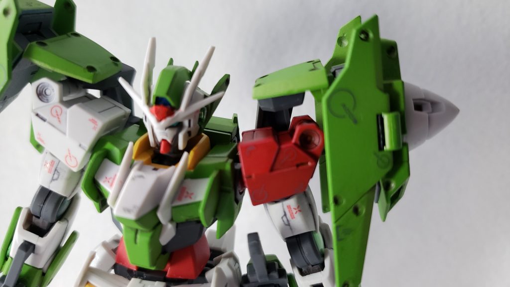 ディティールアップとしては上腕やモモへのスジボリ追加の他、ピンバイスで大量の○モールドを彫り込みエナメル塗料で目立たせました。デカールは四隅のどこかに貼るのがいいと覚え立ての子供みたいにペタペタ貼りましたが、ちょっとうるさいかしらん。