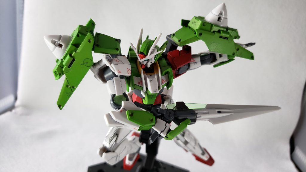 ダブルオーダイバーのパケ側面の写真の真似。ポーズを真似るのも難しい。