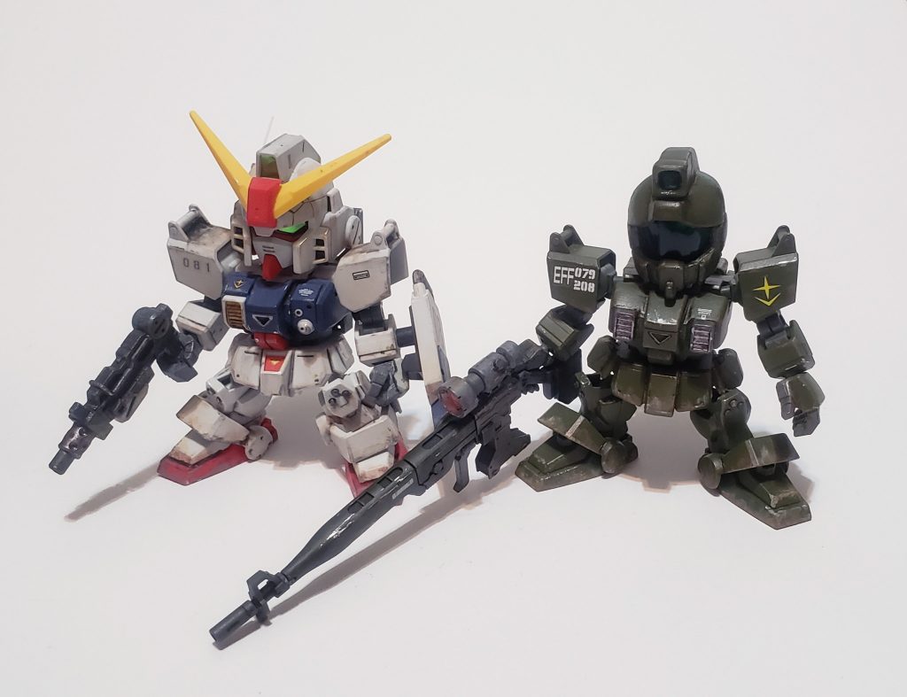 陸戦型ガンダムとの比較地味に結構弄ってます腰の予備マガジンはHGUCのものを縮めて取り付けてます。地味なポイントですが、フロントスカートも削ってより陸ジムっぽい形状にしています。