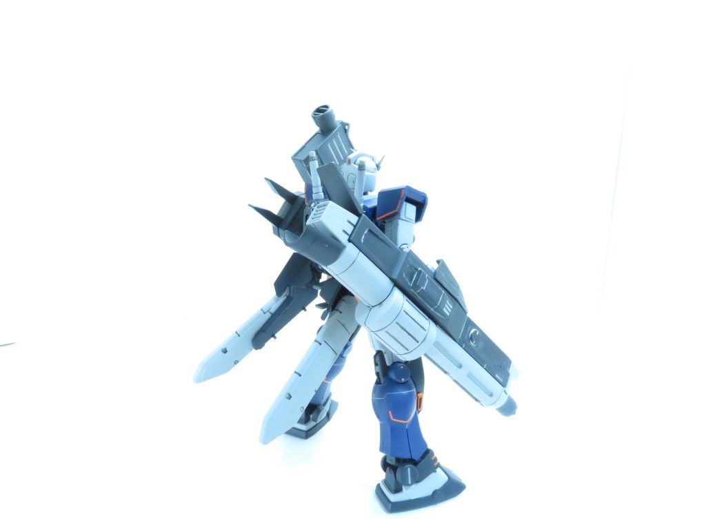 胴体をオリジン版ガンダムに変更し、バックパックをガンダム4号機に変えてみました。