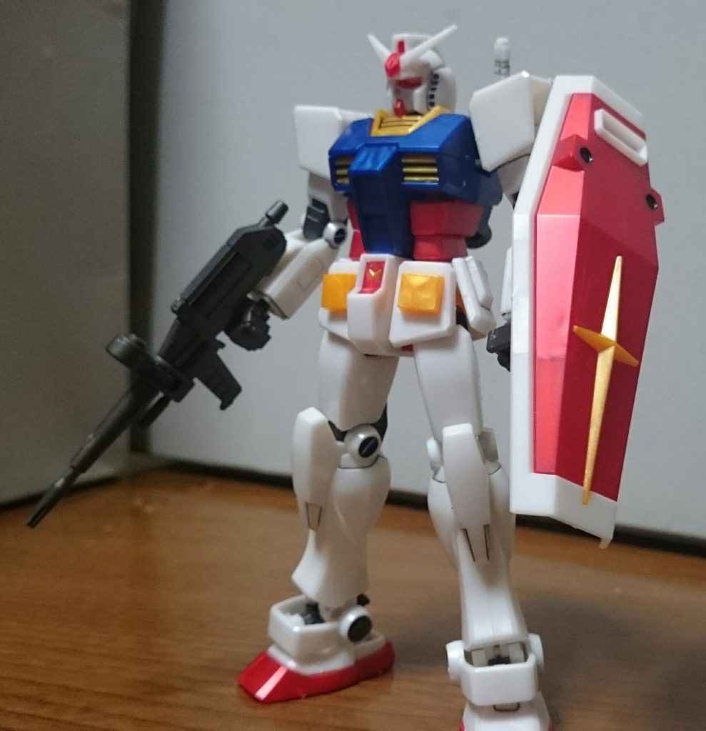 ・EG ガンダム(メタリックカラー)そのまんまメタリック調の成形色のガンダムっスね。ツインアイの黒い部分はパーツの影で再現の筈なんスけど、パーツが透け透けでまったく黒く見えないっス。塗装箇所は後頭部センサー(レッド)とライフルのセンサー(イエロー)、あとは各部のマルイチモール ド(ブラック&グレー)くらいっスね