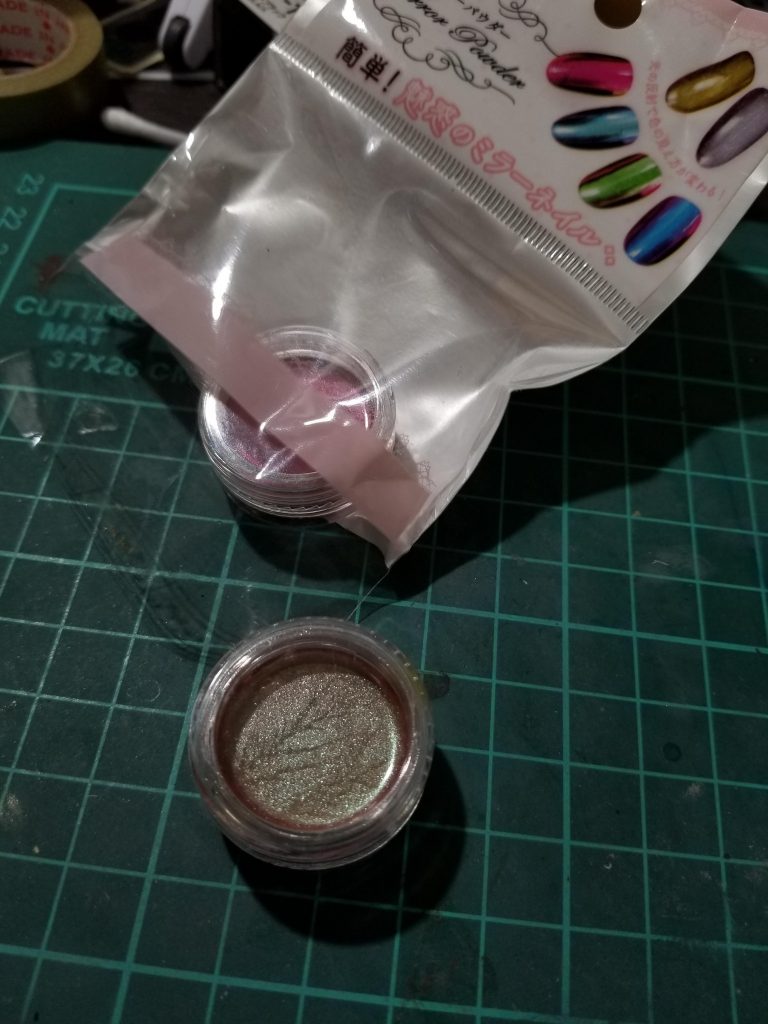 外装装着基本塗装に塗り分け、デカールで情報量を追加。そしてクアンタ→量子化→量子感→パール塗装という解釈で一時期twitterで流行ったセリアのネイル用ミラーパウダーを使用した偏光パール塗料でエッジ等にグラデーション塗装をしています。クアンタだから持つトランザムとクアンタムバーストを表現したかったというのも採用理由であり、緑から赤に偏光します。