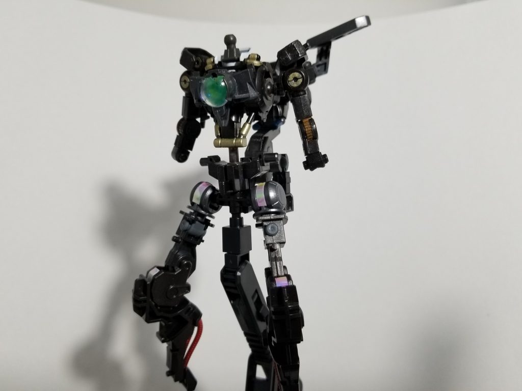 まずはフレームから、ガンダムフレームとクアンタのフレームを混合させています。各部、エナメル塗料で塗り分け、00のフレームらしさを出すためダイソーで販売されているデコレィティブテープのホログラム系を貼るなどを行い情報量の追加をしています