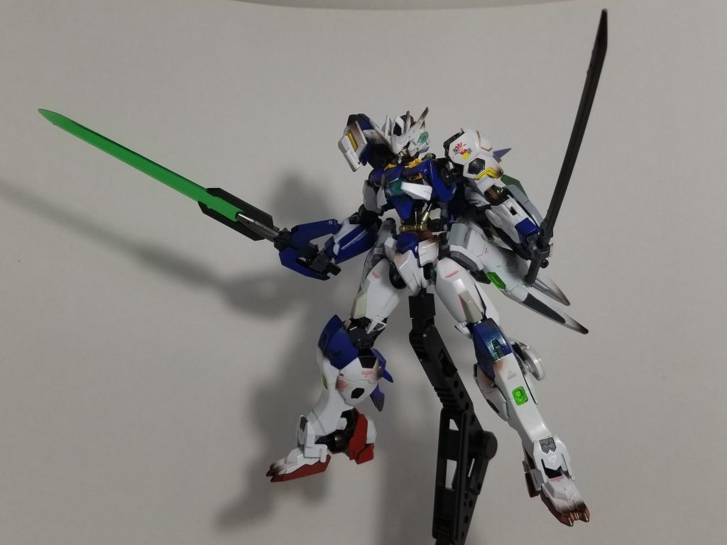 【特殊システム】クアンザムバーストクアンタがもつトランザム、クアンタムバースト、鉄血世界で存在する阿頼耶識に加え、フレームの特殊機構から成せるラッシュポジションの4システムを統合したバーストモードという設定です。重心を下げ機動性を高めるラッシュポジションを架け橋にする事で、出力の安定と阿頼耶識による制御をよりやりやすくする狙いがあります。