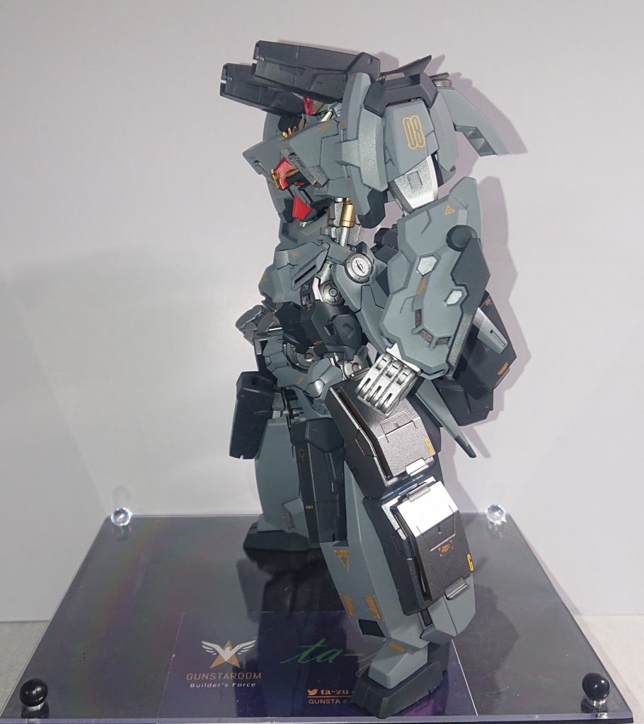 左から。GNフィールドを縦に連結。セラヴィーの機体Noを肩に。
