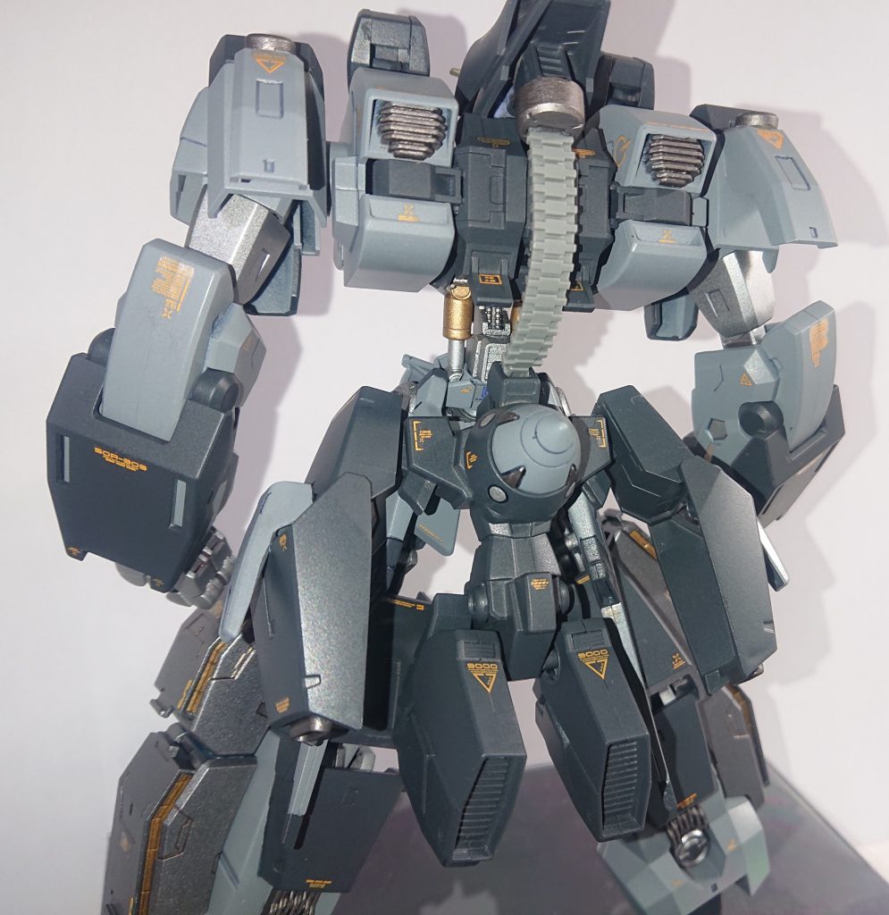 スミマセン、ちょっと順番がf(^_^;GNドライブB2腰に装着されたバッテリー兼ブースターで、セラヴィー時のエネルギーはこちらから供給される。