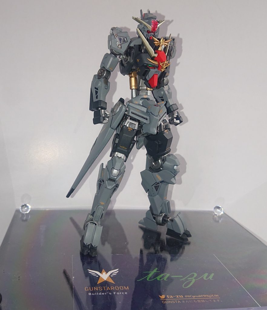 IBCB-009 Schwar Seraph(シュヴァル ゼラフ)セラヴィーのパーツをパージした状態。少し派手だが、忍者的な役割を担う。