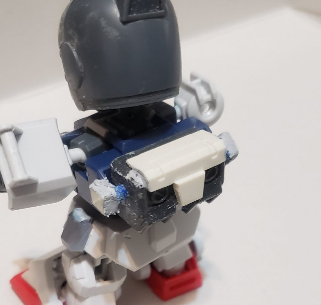 バックパックBB戦士200ガンダムのバックパックにHGUC陸戦型ジムの装甲板を貼り付けています。側面の箱はウェポンラック装着のために着脱可能にしています。
