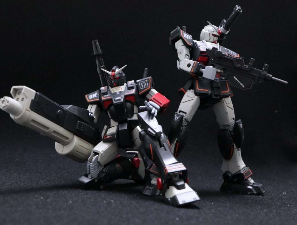 以前作ったヘビーガンダムと一緒に。配色は違いますが、使用カラーを統一したので小隊感が出ますね。
