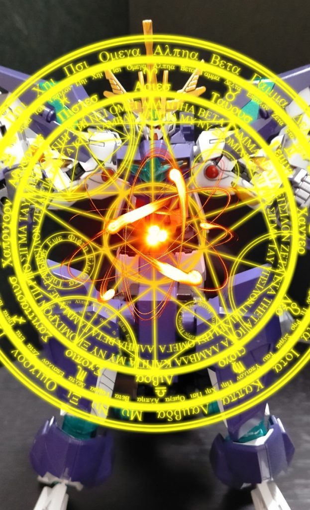 グランドクロスキャノン:ロータスチャレンジ Ver.エルドラで会得したリライジングガンダムの必殺技。4機のガンプラのエネルギーを一点に集中させる事で発射可能となる超戦略級必殺技であり、衛星砲の巨大ビームに正面から押し勝ちかつ静止衛星を一撃で破壊するほどの威力を誇る。発動時には機体の各部をめぐるエネルギーの奔流によって全身が眩い金色に輝く「グランドクロスカラー」となり、機体正面に魔法陣のようなエフェクトが浮かび上がる。