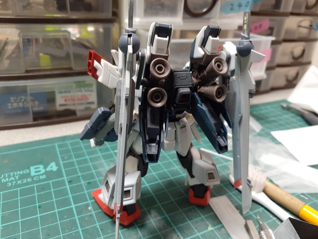 バックパックは基部をフリーダムエールストライカーから接続部を移植中にボルアム入れてシナンジュスタインのバックパックのスラスターを上下逆に接続プロペラントタンクが接続されていた部分にコアガンダムの爪先を接着しその部分に被さるようにカバーを延長スラスター下にはヴィートルーウェポンのパーツを組み込んでます