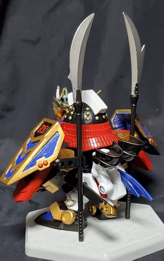 LEGENDナイトのバックパックそのままだと大きすぎる気がしたので、一部のみ使用。基部は過去作ローズガンダムの旧キット股関節がシンデレラフィットしました!槍ホルダーは肩鎧に穴を開けて接続。尻尾は三国伝の誰かの槍から。