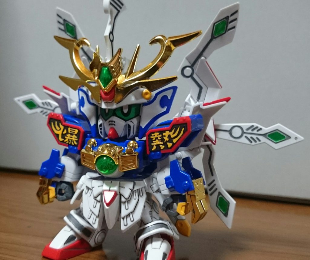 ・スーパーモード「爆熱の陣」羽織と背中のバインダー、ガントレットの爪、兜アンテナを展開させた状態っス!ただ、羽織のパーツがぐらぐらするっスね。武者形態の肩文字はまずスミ入れ塗料で余白を塗り潰し、その後爪楊枝で文字をちまちまと塗装したんスけど、これがけっこう楽しかったっス!