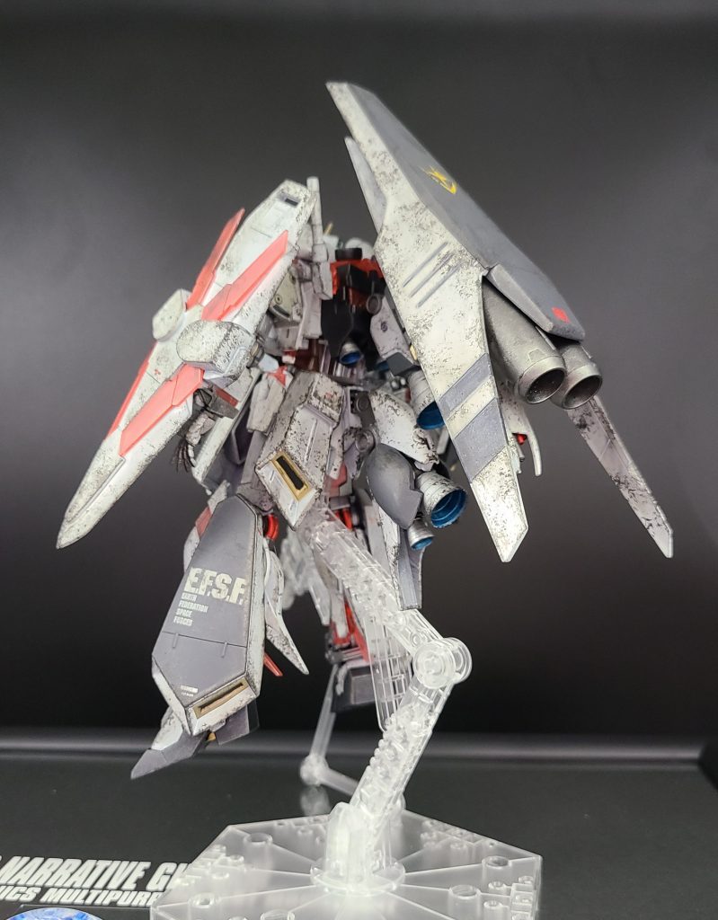 背面にブースターを追加しました。「アナハイム倉庫にある、今後使わないであろうνガンダムの予備パーツ」の足や腕パーツを使ってます。