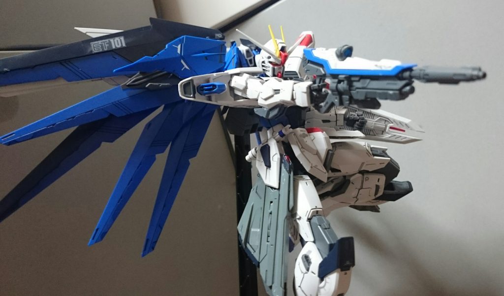 ・ルプス・ビームライフル銃口に向くに連れて、若干ちょっぴり地味ーにすこーし鋭角気味になってるアレンジは好きっス。またフォアグリップの折り畳みギミックが追加されてるっスね。今回フォアグリップは未使用っス。画像枚数の問題?いえ、持たせるのがめんどくさいからデス