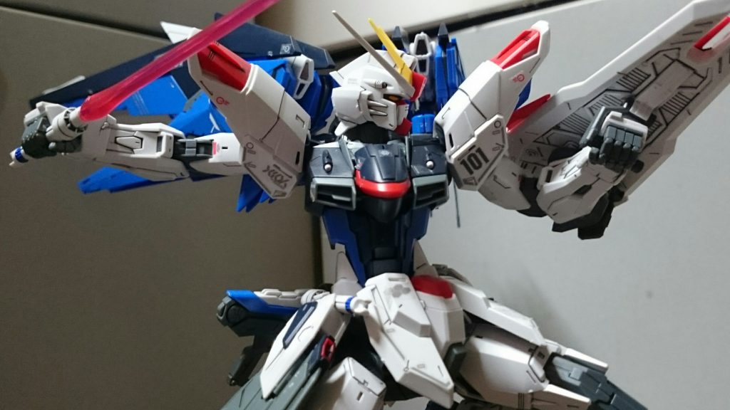 ・ラケルタ・ビームサーベル柄のラインは参考画像でも未塗装だったんスけど、ブルーで塗装。腰のマウント時はちょいちょいポロるっス。勿論連結ギミックも健在