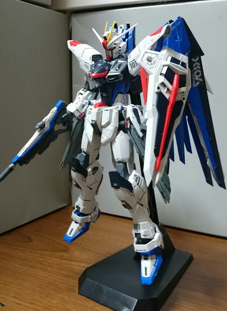 ・フリーダムガンダムマーキングシールとドライデカール(一部を除く)を使用してるっス。膝のダクト内部をレッドで塗装。頭部のクリアパーツはツインアイはガンマカのグレーとイエローで全塗装、頭部センサーは表面をマッキーの青で、裏側をガンマカのホワイトで塗装してるっス