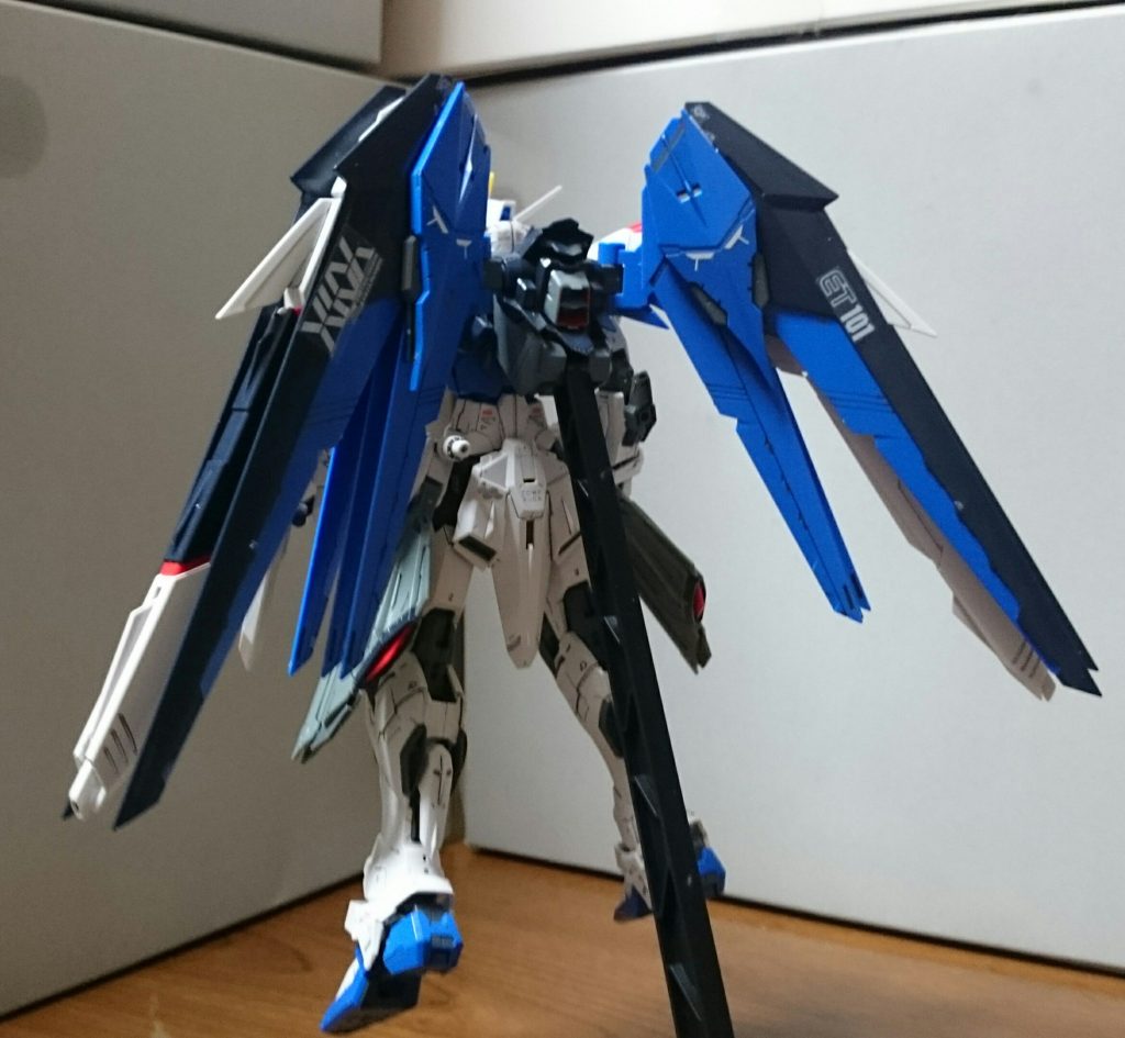 ・背面バックパックのスラスター内部をレッドで塗装。今回、付属のスタンドを使用してるっス