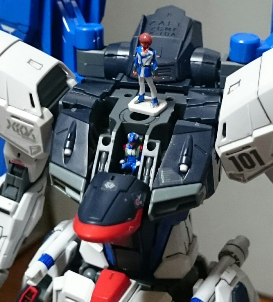 頭部と首もとのパーツを外せば当然ながらきれいに見えるっス。あと立ちポーズのキラ(オーブ制服)も付属。両者共にカンタンに塗装。ちなみにほぼほぼ見えないけどコクピットのシートもザクライトグリーンで塗装してるっスでは以下アクションっス~