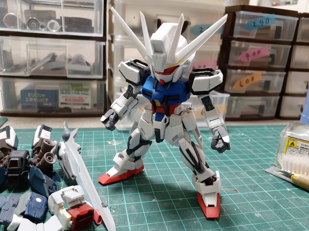ディフォルメ過程はざっくりとお腹は中を切って繋いでそれに合わせて外装の調整腕はトランジェントの関節に変更した上で二の腕と前腕を短縮してます脚はスネのフレームを切って繋いで外装調整膝より上をカットしコアガンダムの膝関節を移植あまりにもアドヴァンスドMSフレームがふにゃふにゃしてイライラしてしまい可動部はHGから流用する形になりました