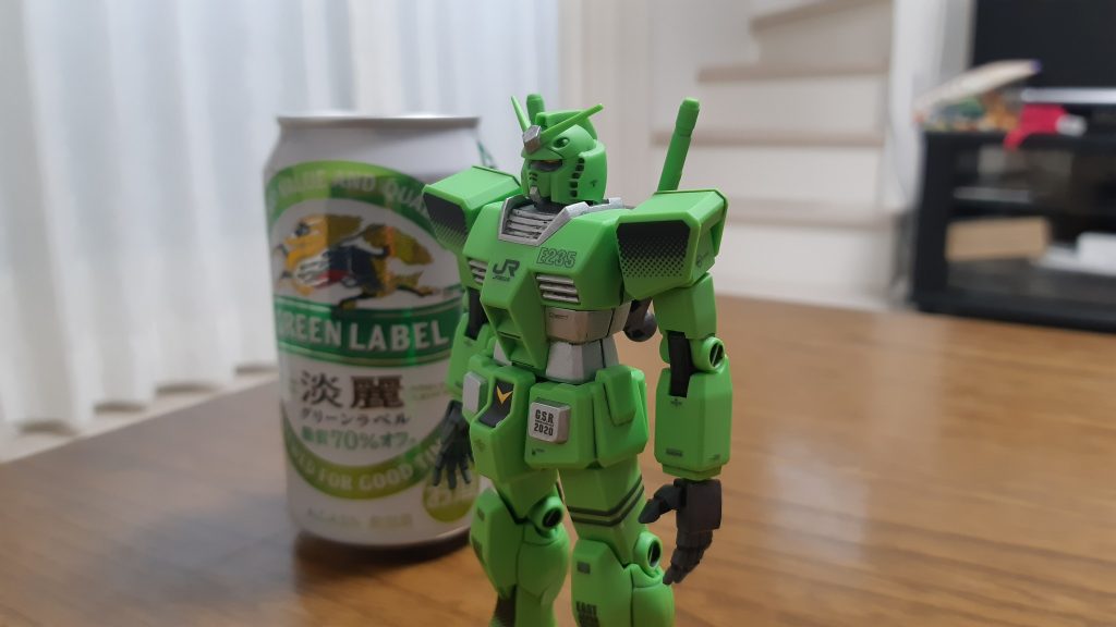 一旦バラバラにしてからタミヤの白フタだけで合わせ目消し、同梱のJRシールと手持ちのデカールをペタペタ、肉抜きが酷い手首だけ別パーツから持ってきました。汚しは入れてません。山手線なので、いつでもピカピカです。