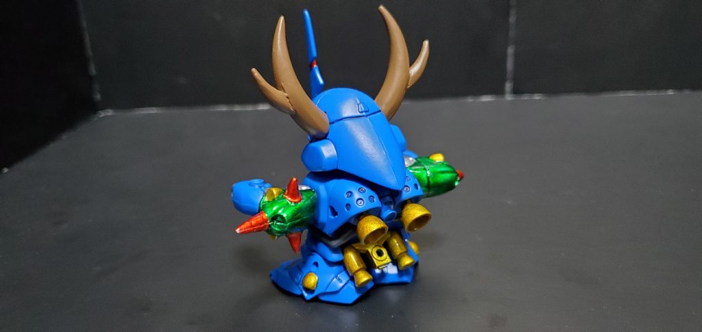 トナカイケンプファー。Gジェネキット ケンプファーを使用ています。角は関羽ガンダムです。肩やブースターはクリスマスツリーを意識し、クリアカラーで塗装しています。また、腕は綱を持つために延長し、足は改造してやや股の幅を広くしています。