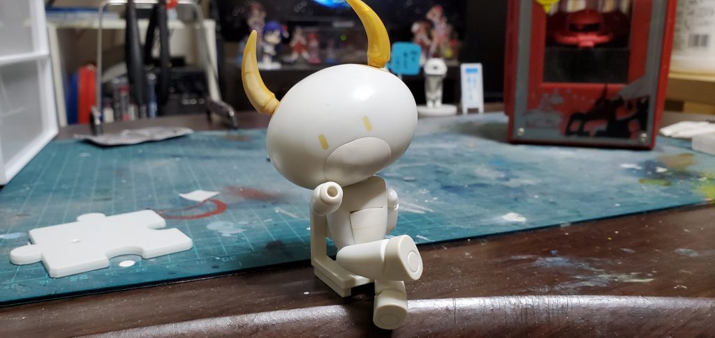 股の部分を一部切り取って足を組めるようにしています。