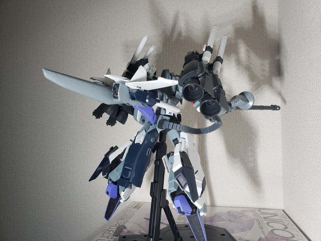 背中のビームキャノンの稼働