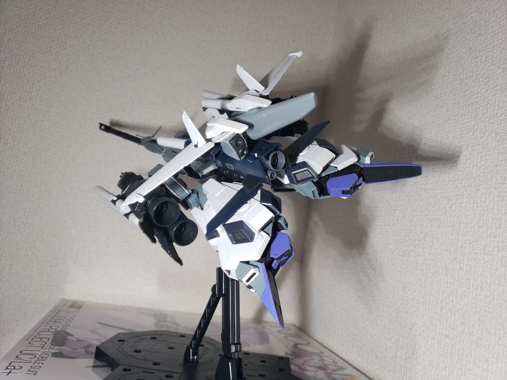 変形した際, 脚が重力に負けてしまうのでウイング接続軸を利用して固定ですMG ZZを作った人ならわかると思いまする