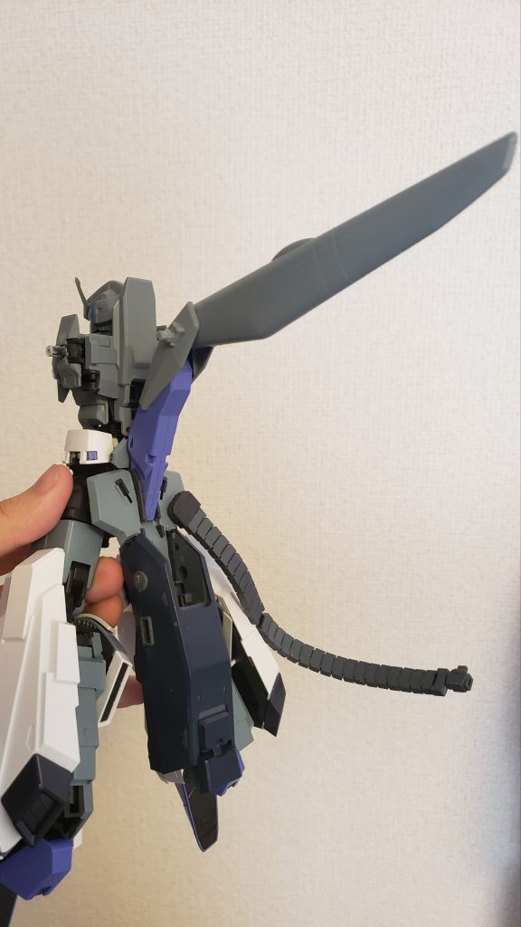 ZZのバックパックの片割れをおしりに(これは変形する時重要な役割を持ちまする)