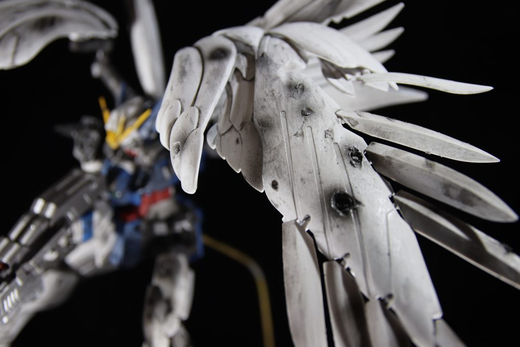 リューターで傷をつけ、シャドウはエアブラシ