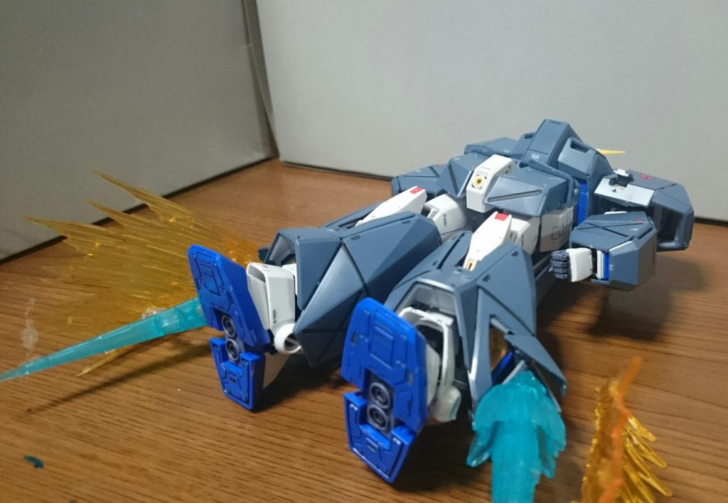 寝そべり状態の脚部スラスター部のハッチも再現出来るっス