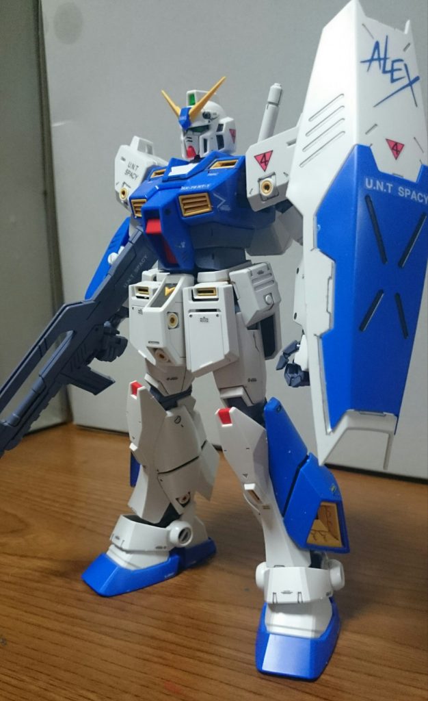 ・ガンダムNT-1素の状態スね。アーマーを脱ぐと可動範囲も向上っス。頭部センサーとツインアイのクリアパーツの裏側をホワイトで塗装してるっス。ちなみにツインアイの黒い部分はメカグレーで塗装。