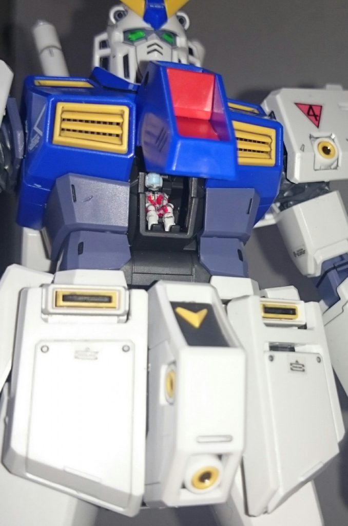 ・コクピットハッチ開閉・クリスチーナ・マッケンジー赤い部分のみならず、青いパーツ毎の開閉も再現っス。中のクリスはそれとわかるように塗装してるっス