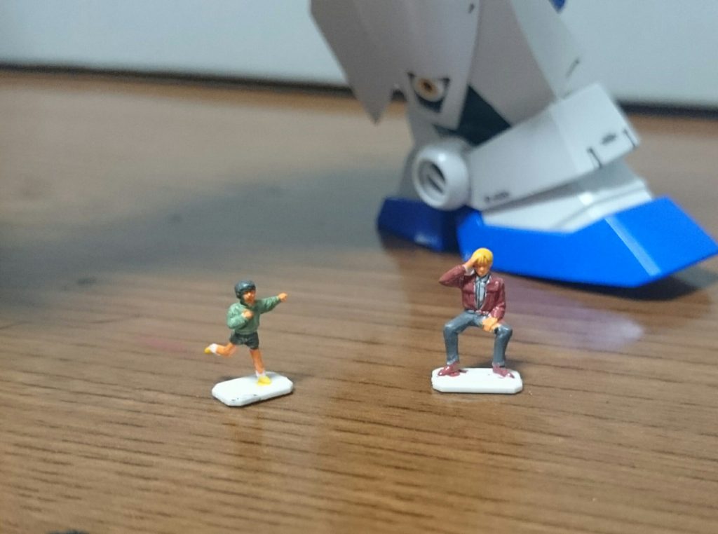 ・1/100アルフレッド・イズルハ&バーナード・ワイズマン両者共に名シーンからの立体化っスね。こちらもかんたんに塗装。バーニィの上着は4アーティストマーカーのブラウンを使用。それ以外はガンマカを使用してるっス(肌の色はホワイト+イエロー+ピンク)バーニィが空気椅子になっちゃってるんで、せめて腰掛けてる岩まで立体化してくれてたら……