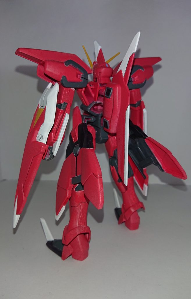 SEEDの放送時は細部まで塗る技術など全くなく、作りかけで断念したので、今回リベンジのつもりで作成しました。合わせ目消そうと無理やりパテのせてしまった跡や、所々の塗りもまだまだですが、当時の想いに浸りながらできて、楽しかったというのが一番の感想です( ´∀｀)