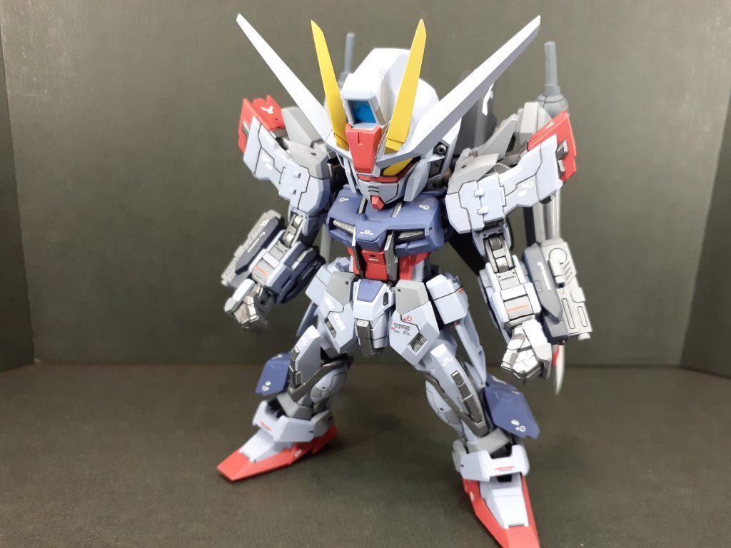 追加装備を取り付けられたこの状態をラピッドストライクと呼ぶ各部のスラスタ－により急激な方向転換に加え急加速　急停止を可能にしている腕にはビームライフルショーティーをマウント銃口の下にレーザーポインターを搭載バックパックにマウントしているフラガラッハβビームソードとビームガンを切り替えて運用可能