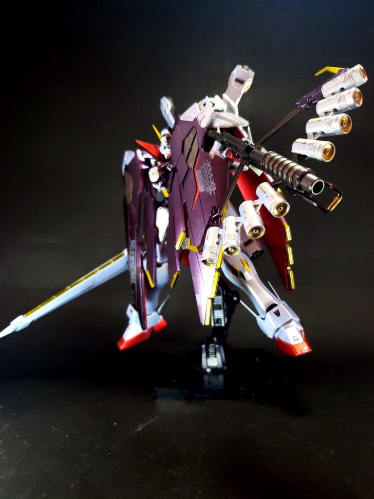 ピーコック・スマッシャーボウガンのような形状の手持ちのビーム銃。通常型のビーム・ライフルに8機のビーム砲を装備した弓状部分を組み合わせてあり、9方向にビームを一斉発射することで広範囲の敵を攻撃する。これはサナリィの純正装備ではなく、クロスボーン・バンガードがあり合わせのパーツで作り上げた急造品である。弓部分のビーム砲は何発か撃つと完全にエネルギー切れになり、パーツごと交換する必要がある。なお、ピーコックとは「孔雀」の意。