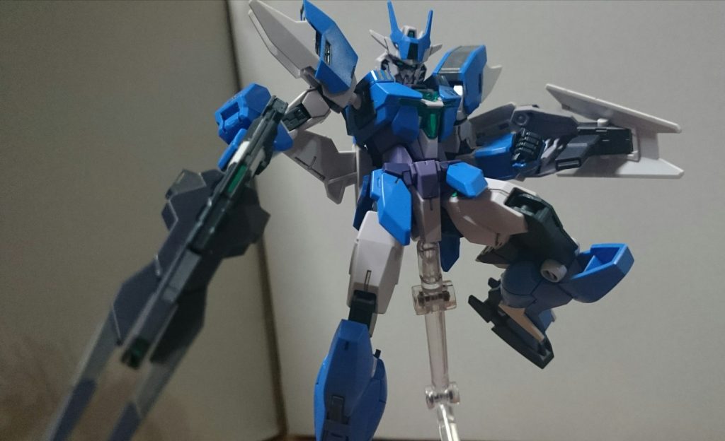 ・アースリィガンダムやっぱりG-3カラーは寒色系と相性良いっスね。ちなみにユーラヴェン付属のコアIIは一期アーマーのフロントアーマーがすごくポロりやすかったので、修正とかを期待してたんスけど、おそらく何も変わらず……フロントアーマー側の摩耗もあったのかもしれないけど、ものすごくポロる……