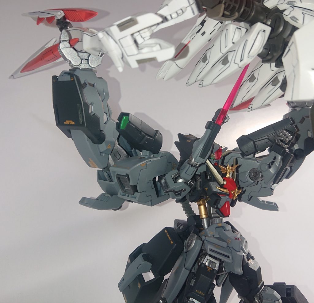 「捕らえたぞ!フィールドG、フィールドS展開、セラフィム!貫け!」MAを掴むアームが展開し、光の刃が核を貫いた…。