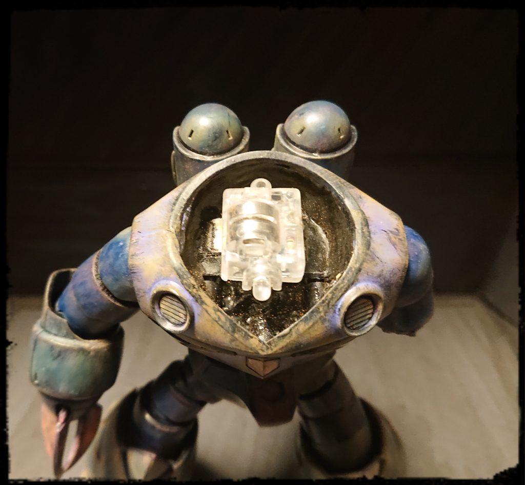 様々な電飾加工の動画を見ましたが、色々と面倒だったので、ズゴックの上部分にちょうど、アルティメットルミナスのライトが入る箇所を見つけて、そこに厚さ1.5㎜のプラ板をいい感じに張り付けた後は、隙間から光が漏れないように、パテで埋めました。