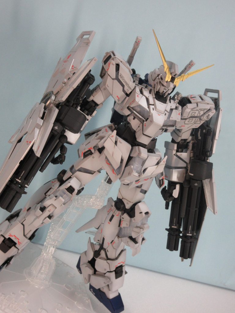 艶は本体に水性プレミアムクリアーの半光沢、シールド、肩アーマーに光沢を乗せてます。半光沢選んだ理由はパール塗装した状態の鈍く光る感じが個人的に気に入ったからです。