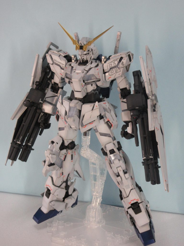 白系統はグレーサフにMSホワイト→クールホワイトと軽くグラデ塗装した上にMr.クリスタルカラーのムーンストーンパール。