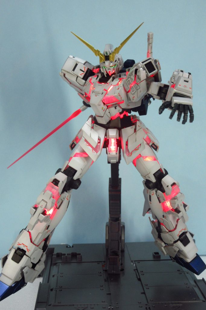 対クシャトリヤ戦のデストロイモード発動イメージビームサーベルは壽屋ギミックユニットLEDソード赤です、どうしても光らせたかったので(笑)