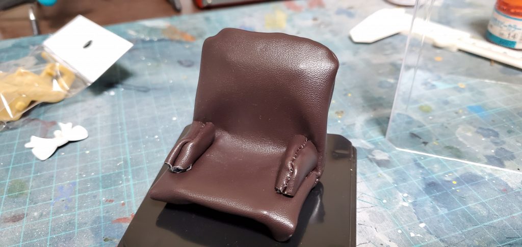 イスはダイソーの小銭入れを改造、干し草は縄を小さく切って作りました。