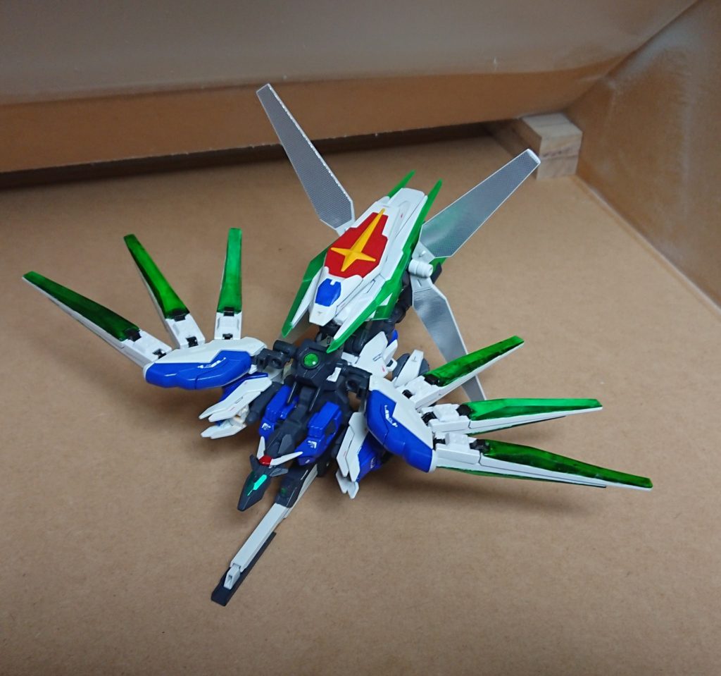 コアガンダムを乗せて飛び回るだけでなく、機体後方のリフレクターを展開し機首でマイクロウェーブを受信する事で、サテライトキャノンを発射できる非常に攻撃の高い支援機となっている。