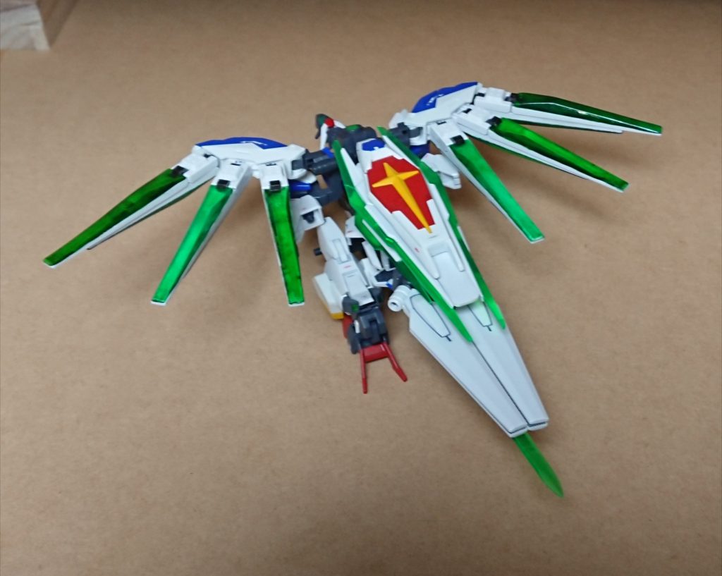 鳥を彷彿させるフォルムで、着陸時には脚部がランディングギアの代わりをする。