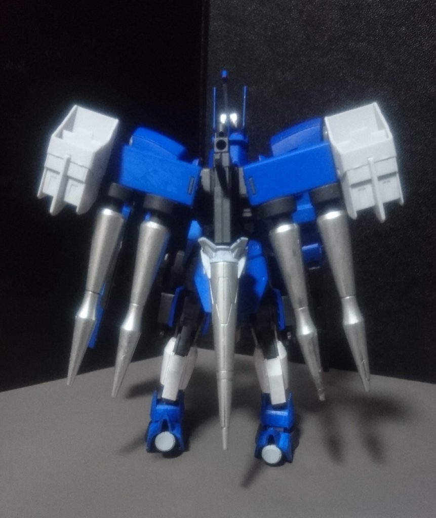 背中のバックパックの左右のパーツは可動します。また武器としても使用されます。※詳細は後程。