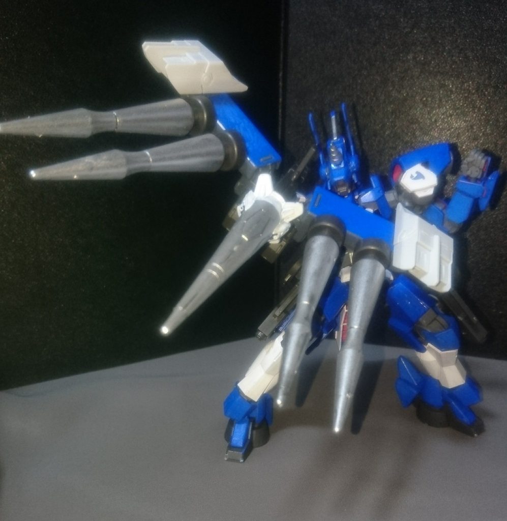 ・バスターショットこの機体最大の攻撃方法、一回限りの切り札になります。背中のバックパックを取り外し、手に持たせて、対象に向けて5本のランサーを一斉に発射します。威力については、流石にダインスレイヴより劣るが、戦艦を沈める位は容易に出来ます。欠点としては、ダインスレイヴと同じように直線上にしか放てないといった問題がある。※この武装については、ビギナ・ロナを参考にしており、あちらは7本のショットランサーを発射します。