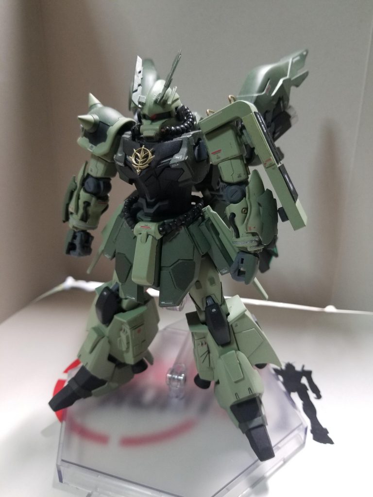 前から武器はジオニックソードのみで、それぞれ剣形態、銃形態があります。頭はパテとプラ坂で作りました。各動力パイプは手芸店に売っているビーズで中には導線通してます。